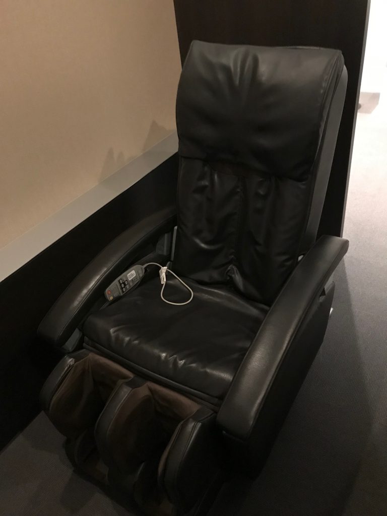 ANA-business-class-lounge-massage-chairs-Narita-airport