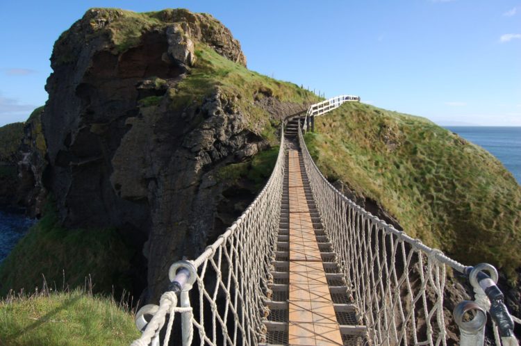 Carrick a rede Rope Bridge an easterly